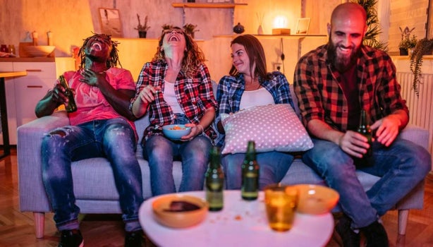 Ideas para organizar reuniones de futbol en casa con amigos.