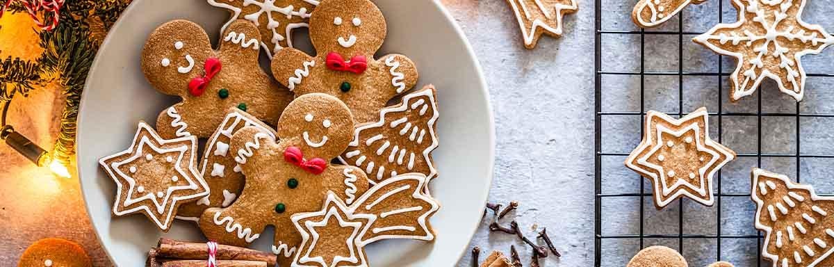 Galletas navideñas en formas de estrellas, árboles y muñecos. 