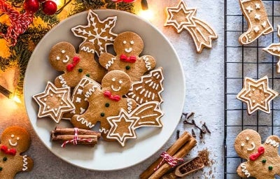 Galletas navideñas en formas de estrellas, árboles y muñecos. Galletas navideñas en formas de estrellas, árboles y muñecos.