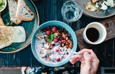 Bowl de frutas, nueces y yogurt, unos de los desayunos fáciles y rápidos Bowl de frutas, nueces y yogurt, unos de los desayunos fáciles y rápidos