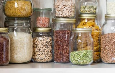 Una recomendación para ordenar la alacena es guardar las legumbres en frascos Alacena con frascos llenos de legumbre y cereales
