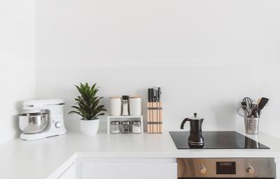 Una cocina con una estufa de vitrocerámica limpia Una cocina con una estufa de vitrocerámica limpia