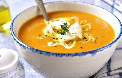 Crema de auyama, una de las cremas caseras más populares Crema casera de auyama con queso y crema de leche