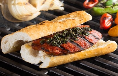 El choripán con chimichurri es todo un clásico argentino. El choripán con chimichurri es todo un clásico argentino.