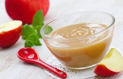 Cuchara y compota de frutas sabor a manzana Cuchara y compota de frutas sabor a manzana