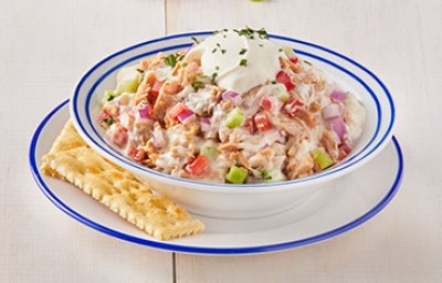 La mayonesa casera se puede usar para hacer ensaladas. Ensalada de atún con mayonesa casera.