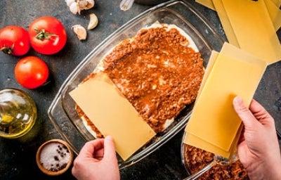 Canelones con salsa bechamel. Canelones con salsa bechamel.