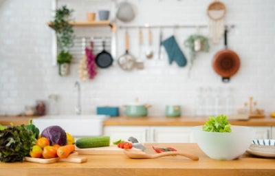 Cocina con ingredientes y utensilios contaminación cruzada Cocina con ingredientes y utensilios contaminación cruzada