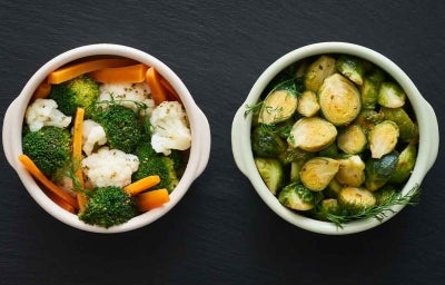 Zanahoria, brócoli y otras verduras que se suelen cocinar al vapor, servidas en dos tazas Zanahoria, brócoli y otras verduras que se suelen cocinar al vapor, servidas en dos tazas