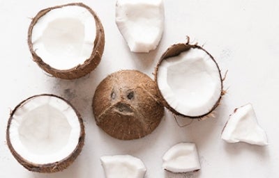 El coco tiene la pulpa blanca y agua en su interior. El coco tiene la pulpa blanca y agua en su interior.