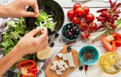Aceite de oliva, queso, frutas cítricas y tomates para una ensalada griega, una comida mediterránea