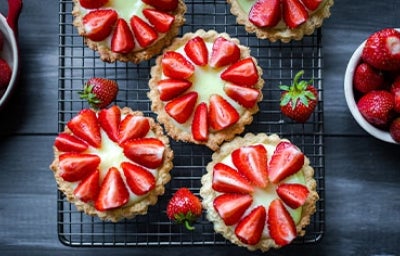 Tartaletas de fresas con crema pastelera.