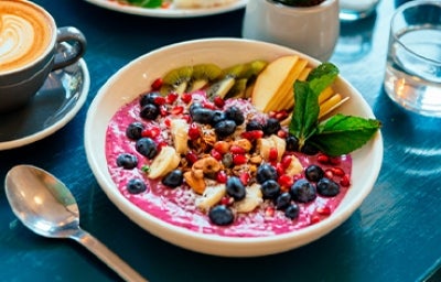 Desayuno con bowl de frutas con acaí Desayuno con bowl de frutas con acaí