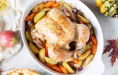 Un pollo relleno, cocinado al horno después de deshuesar Un pollo relleno, cocinado al horno después de deshuesar