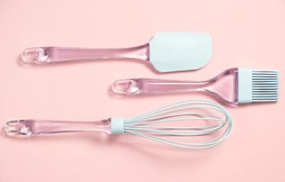 Brocha, batidor y espátula de silicona. Brocha, batidor y espátula de silicona.