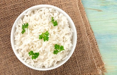 Al hacer arroz se pueden añadir hierbas aromáticas, como cilantro o perejil. Al hacer arroz se pueden añadir hierbas aromáticas, como cilantro o perejil.