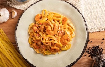 Plato de pasta con camarones, tomate, ajo y pimienta comida italiana   