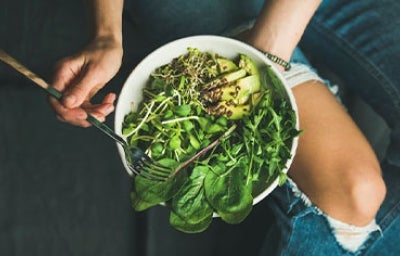 Plato de ensalada con variedad de verduras verdes Plato de ensalada con variedad de verduras verdes