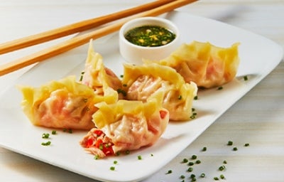 Plato con dumplings de atún, salsa y palitos chinos Plato con dumplings de atún, salsa y palitos chinos
