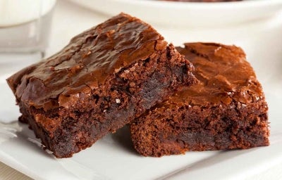 Dos brownies sobre un plato blanco, una de las recetas con chocolate más famosas