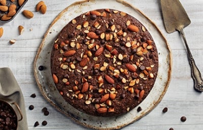 Torta de chocolate decorada con almendras sin pelar enteras y trituradas Torta de chocolate decorada con almendras sin pelar enteras y trituradas