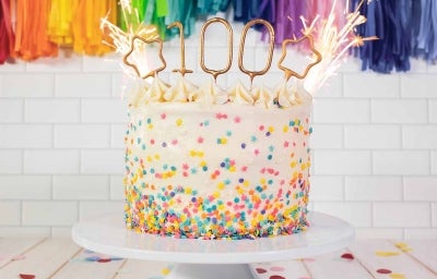 Torta de cumpleaños con chispas de colores y vela Torta de cumpleaños con chispas de colores y vela
