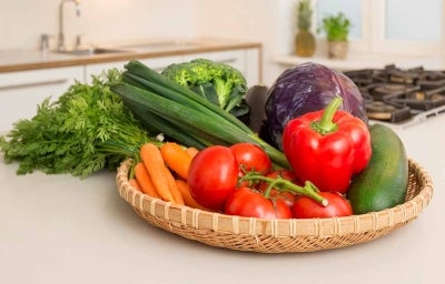 Diferentes vegetales en canasto de cocina clasificación alimentos Diferentes vegetales en canasto de cocina clasificación alimentos