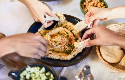 El hummus es una comida árabe muy popular.