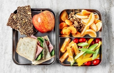 Comida para viaje: barras de cereal, sándwich, frutas, verduras picadas y frutos secos. Comida para viaje: barras de cereal, sándwich, frutas, verduras picadas y frutos secos.