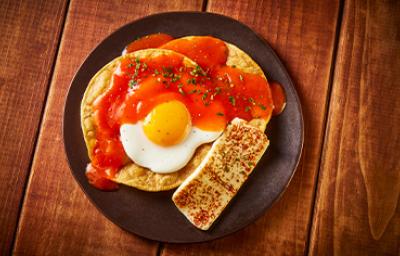 Los desayunos con huevo suelen estar acompañados de otros alimentos. Los desayunos con huevo suelen estar acompañados de otros alimentos.