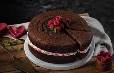 Los naked cakes suelen tener varios niveles para poder jugar con sus capas. Naked cake de chocolate y frambuesas.