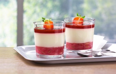 Panna cotta con plato y cubiertos Panna cotta con plato y cubiertos