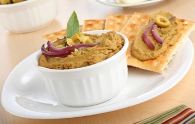 Una de las carnes que se pueden usar para el paté es la de pollo. Paté de pollo, servido con galletas para untar.