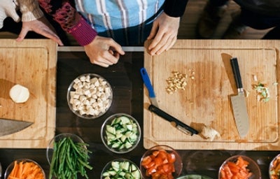 Persona que aprende a cocinar Persona que aprende a cocinar
