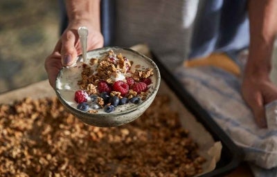 Plato con yogurt, frutas y granola