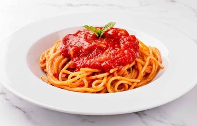 Espagueti con salsa pomodoro, servido en un plato blanco.