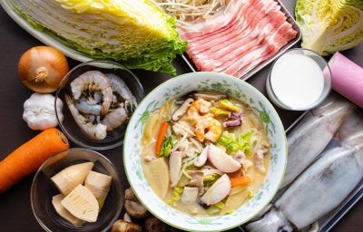 Variedad de mariscos y verduras para hacer caldo de pescado  
