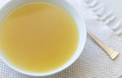Un caldo de pollo. Un caldo de pollo.