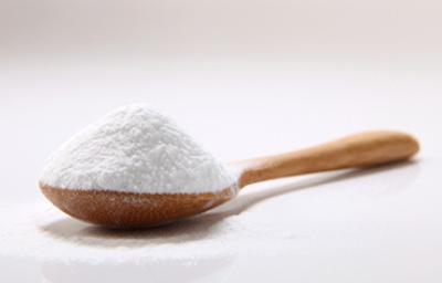 Cuchara con bicarbonato de sodio para cocinar