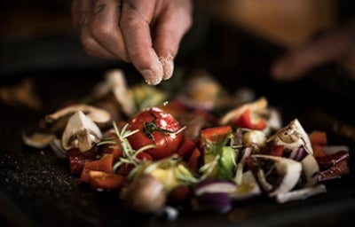 Ingredientes tomates y ajos sartén para hacer tatemado Ingredientes tomates y ajos sartén para hacer tatemado
