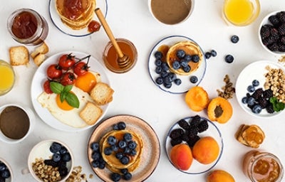 Mesa con diferentes platos en desayuno del Día del Padre Mesa con diferentes platos en desayuno del Día del Padre