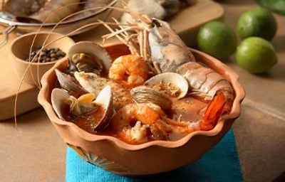 Cazuela de mariscos, famosa receta con gran variedad de frutos del mar Plato con receta de cazuela de mariscos