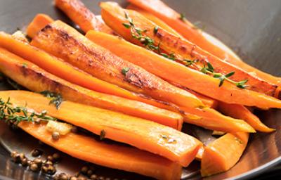 Zanahorias en tiras hechas con cortador de vegetales