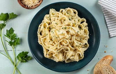 Plato de fetuccini con salsa Alfredo Plato de fetuccini con salsa Alfredo