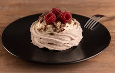Receta pavlova decorada con frambuesas frescas Receta pavlova decorada con frambuesas frescas