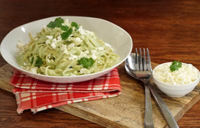 Pasta aromatizada con cilantro, servida en un plato blanco