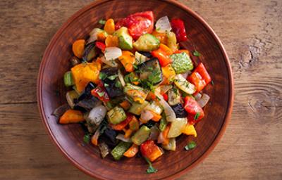 Ensalada de vegetales con calabacín en un bowl