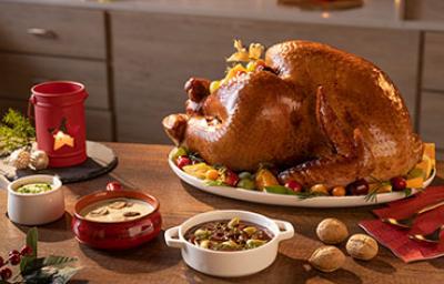 Mesa con pavo y comida típica navideña de la región Mesa con pavo y comida típica navideña de la región