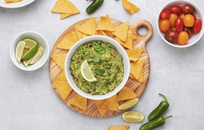 Entrante con ingredientes para hacer guacamole
