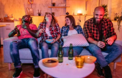 Ideas para organizar reuniones de futbol en casa con amigos.